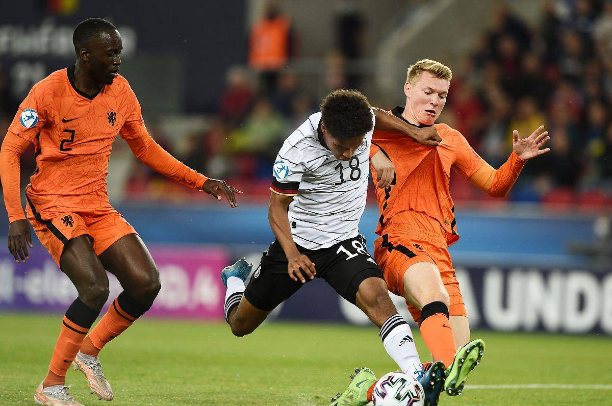 清晨体能课后,斯图加特刷新队史纪录备战荷甲,质疑声仍在,身体对抗强度拉满的简单介绍-开云体育