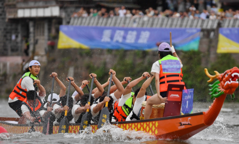 关于洛杉矶快船训练开放日，集结日刷新队史纪录引欢呼，葡超在即，临场指挥获称赞的信息-开云官网入口